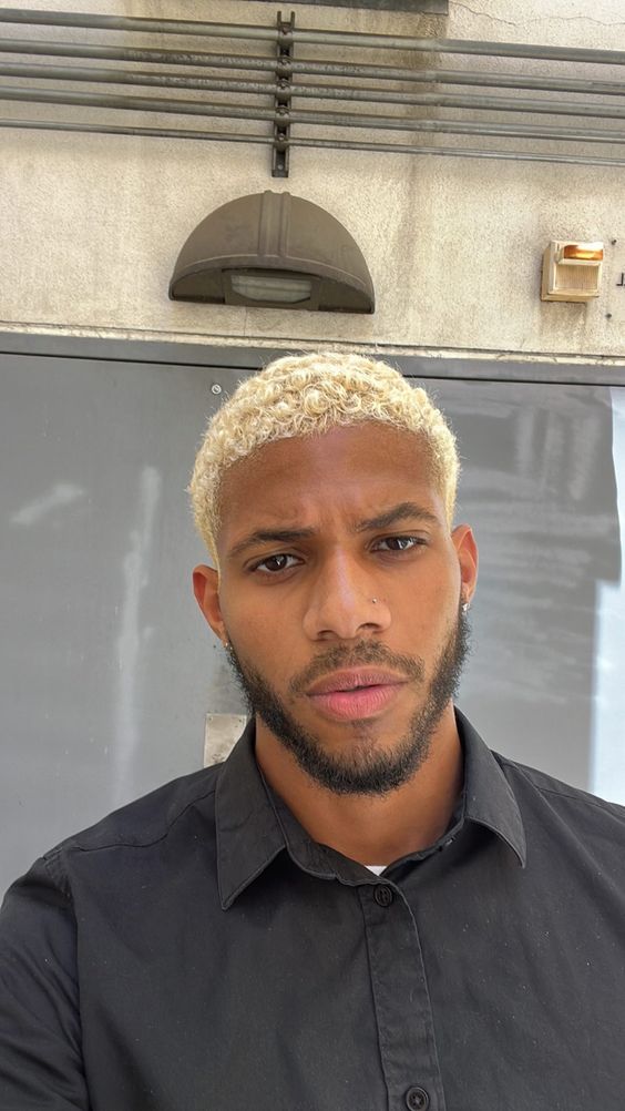 Bold hairstyles for swarthy men: Color and texture 16 ideas