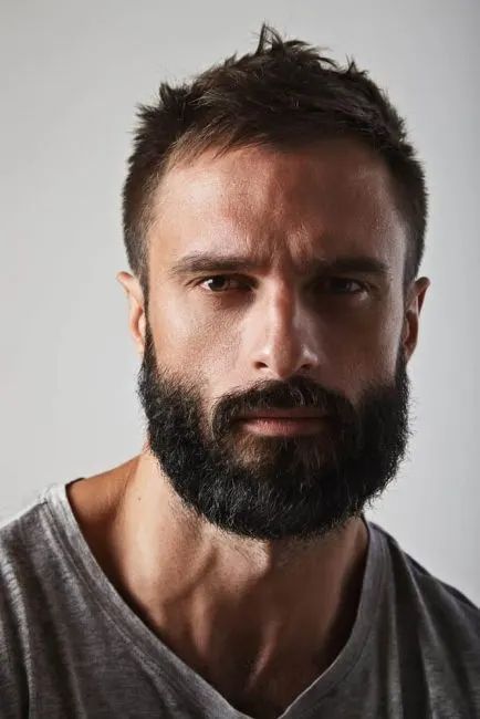 Top 22 beard ideas for men with round faces: From short to trendy hairstyles